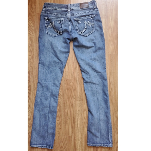 Light Wash Maurices Straight Leg 3/4 LONG - Picture 3 of 4